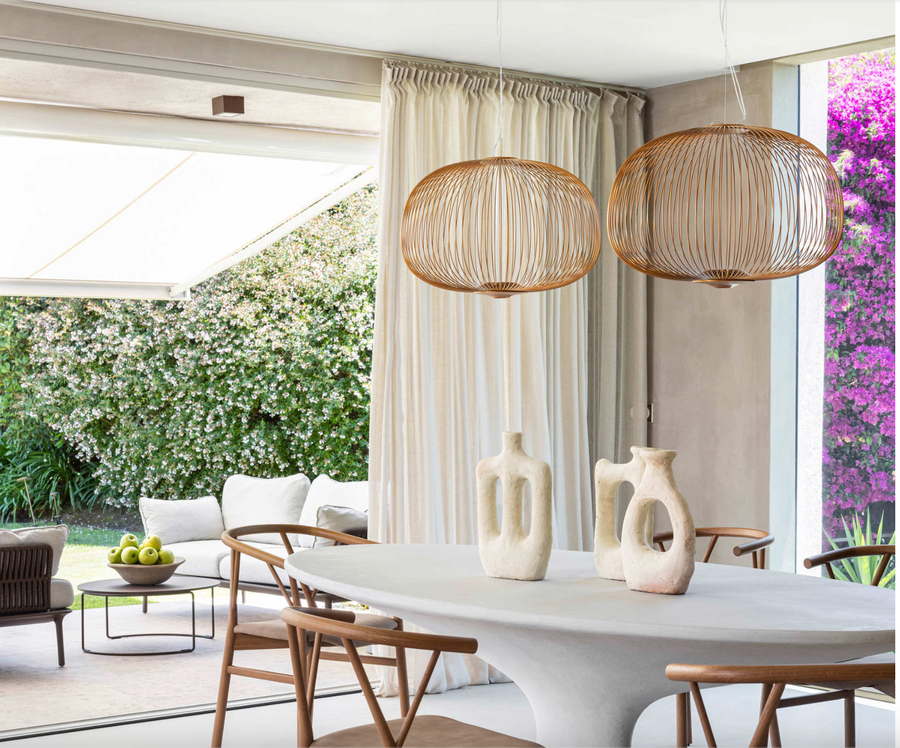 Casa andaluza de líneas curvas, materiales naturales y espacios abiertos