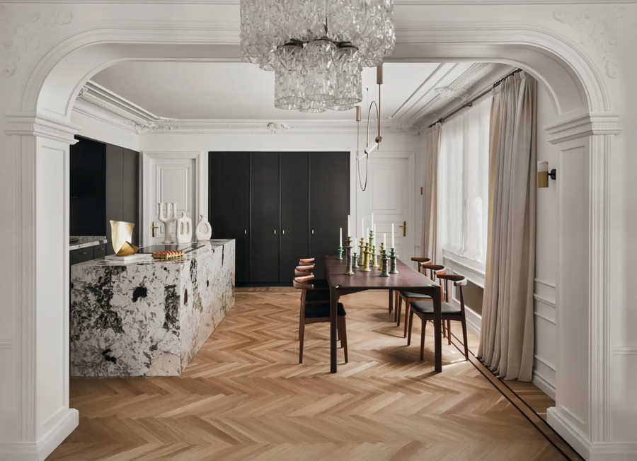 Una casa señorial de Madrid. Una cocina abierta y cerámicas de Varro.