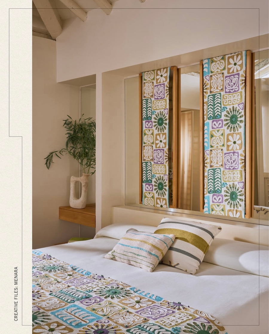 "Desde bordados de palmeras hasta mantas tejidas a mano, aquí cada detalle cuenta. Colección de telas junto a jarrón Noor Varro Artisans.